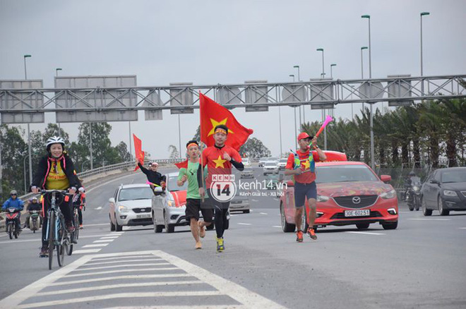 Người hâm mộ Việt Nam nhuộm đỏ sân bay Nội Bài Người hâm mộ Việt Nam nhuộm đỏ sân bay Nội Bài